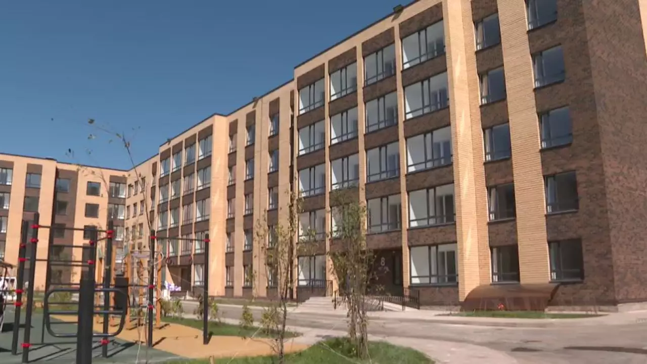 Свыше 60 тысяч детей-сирот ожидают своей очереди на жильё