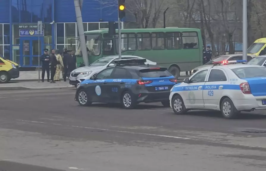 Қарағанды облысында жолаушылар автобусы жол апатына ұшырады (видео)