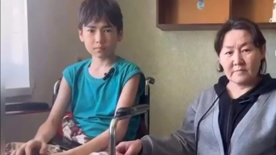 Оралда 13 жасар баланы ит қауып алған: Анасы ұлына әлі мүгедектік ала алмай жүр