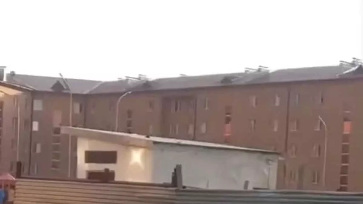 Теміртауда допты алу үшін қоршаудан секірген балалар тоққа түсіп қалды