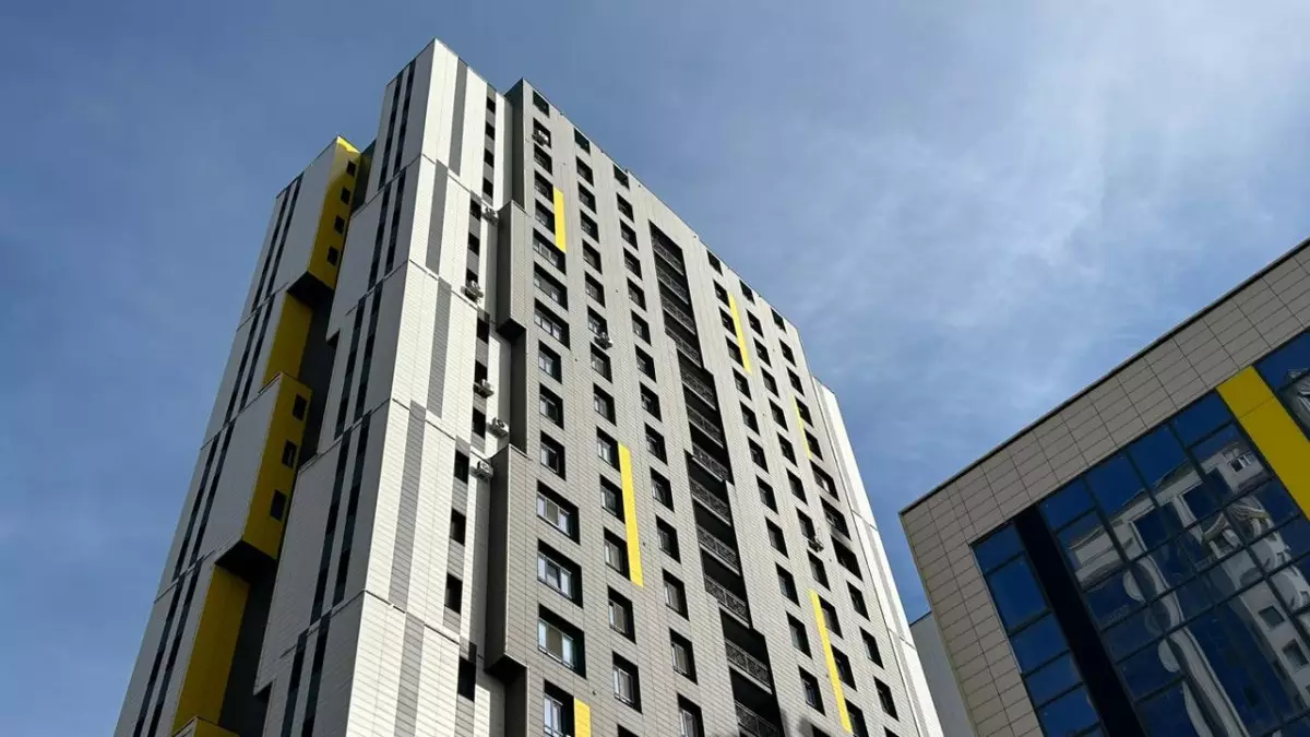 Забравшийся на крышу ЖК Коркем-3 в Астане парень получил 10 суток