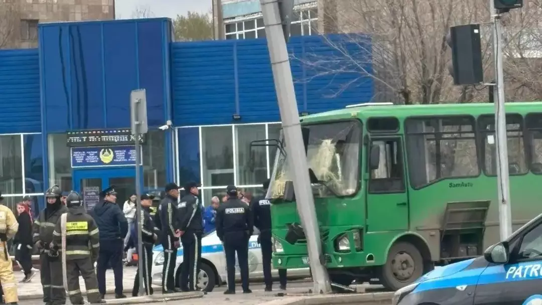 Қарағанды облысында жолаушылар автобусы бағанға соғылды: Зардап шеккендер бар
