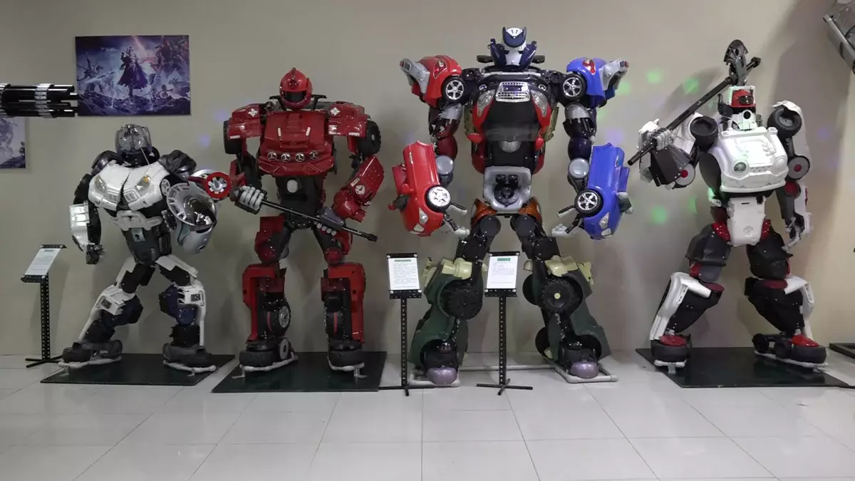 Ескі техниканың екінші өмірі: алматылық мүсіншінің әр роботы 15 млн теңгеге бағаланады