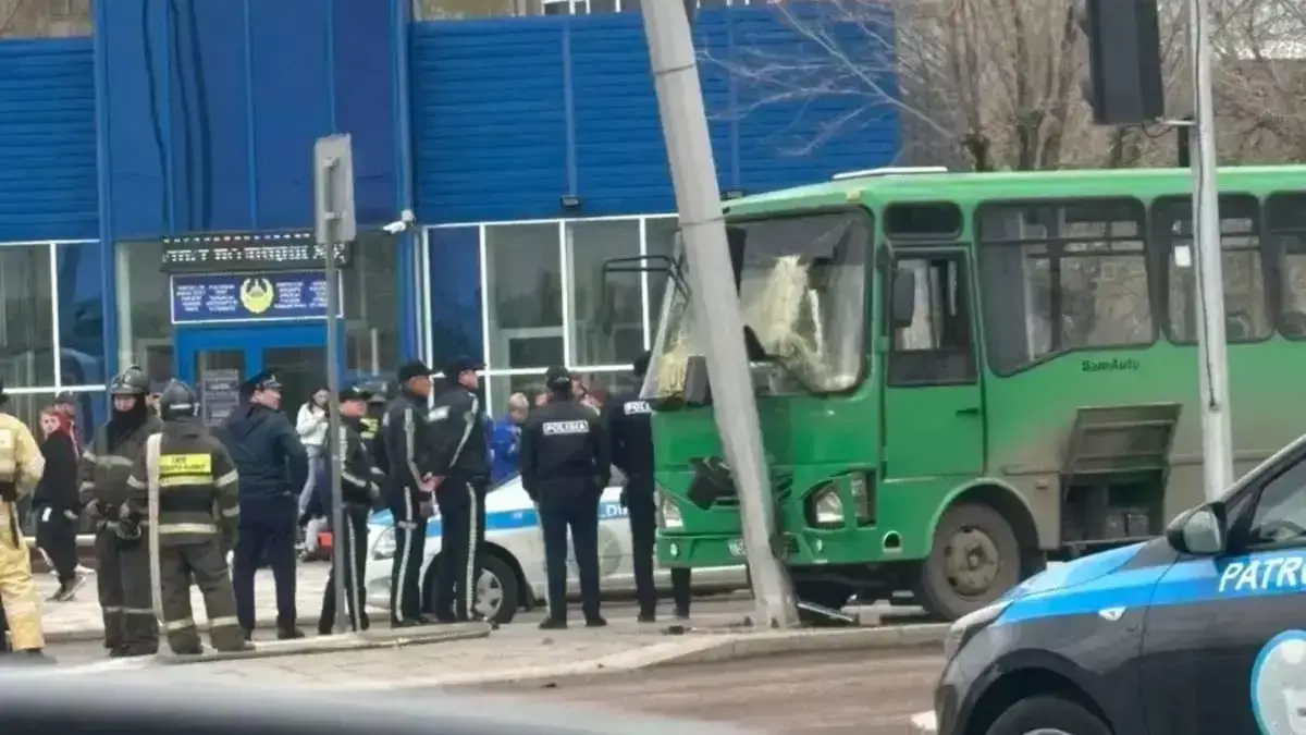 Теміртауда жолаушылар автобусы апатқа ұшырап, 4 дам зардап шекті (ВИДЕО)