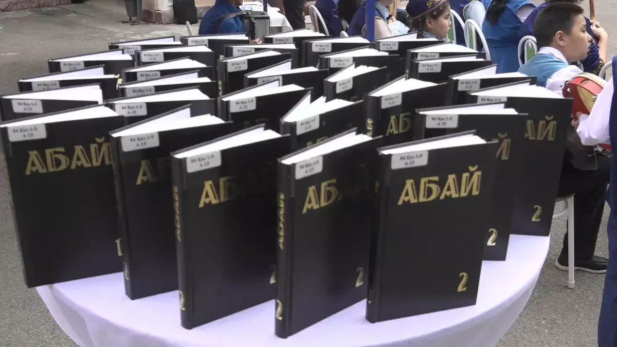 Алматыда мың оқушы бір мезетте Абайдың поэмаларын жатқа оқыды