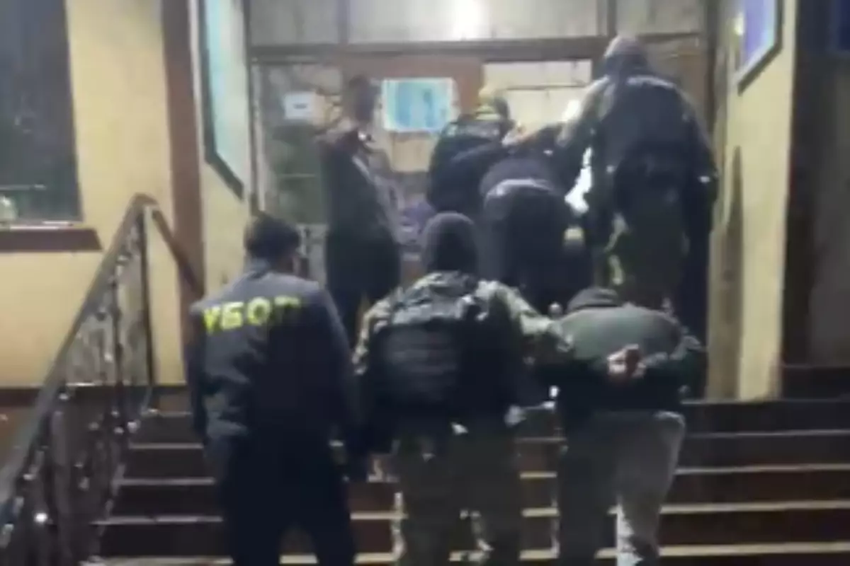 До 7 лет тюрьмы: в Шымкенте задержали группу мужчин по подозрению в самоуправстве