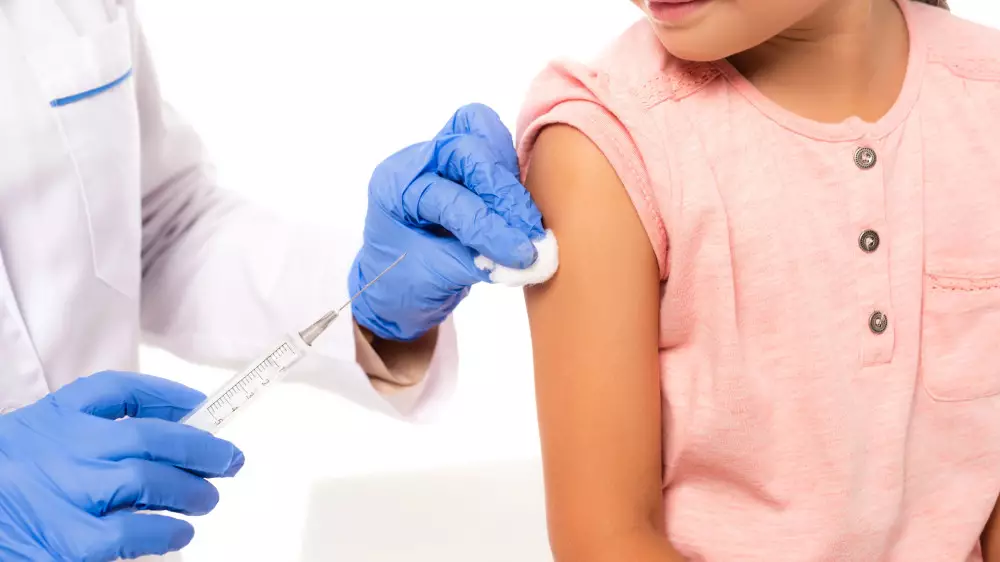 “Маскируются под медотводы“. Отказы от вакцинации выросли в Казахстане