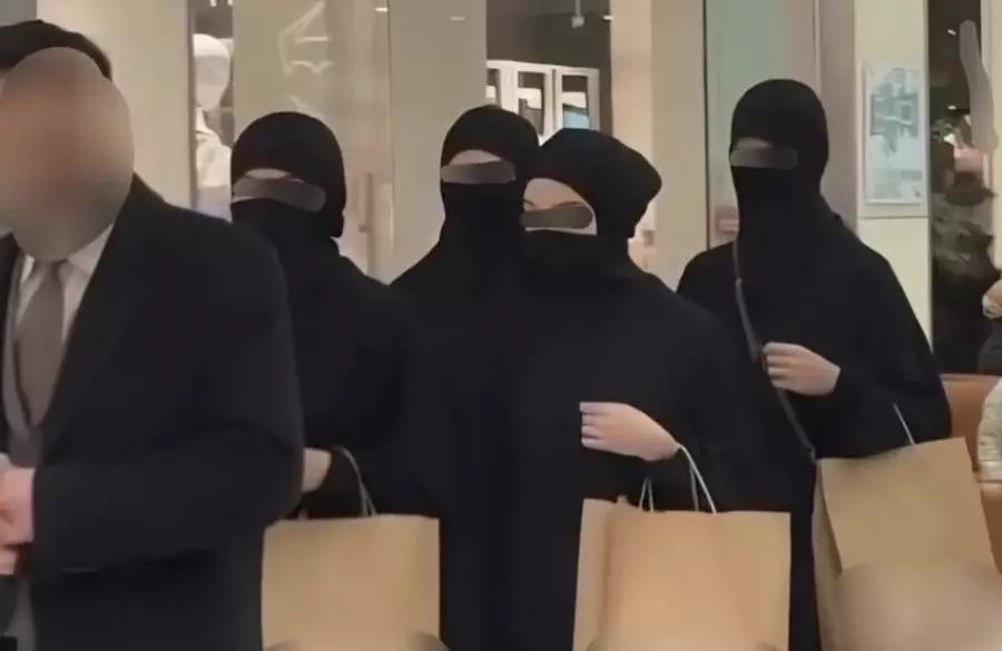 Алматыда ер адам қоғамдық орында бетін тұмшалаған бірнеше әйелмен жүрген: полиция пікірі