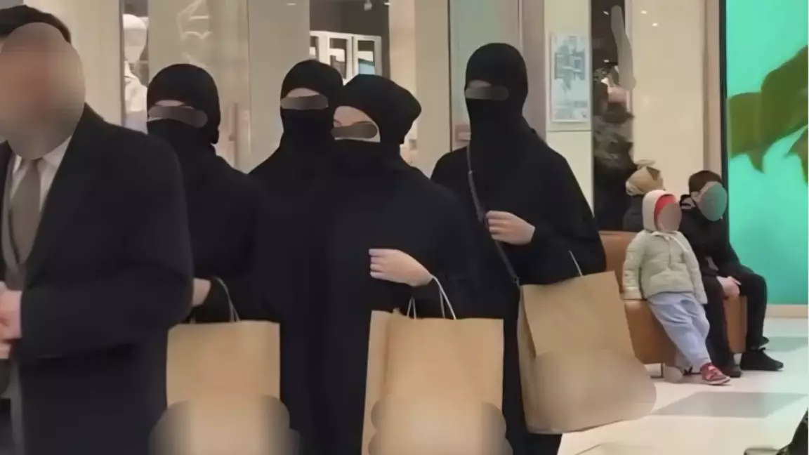 Сауда орталығында "төрт әйелімен" жүрген ер адамға қатысты тың дерек шықты