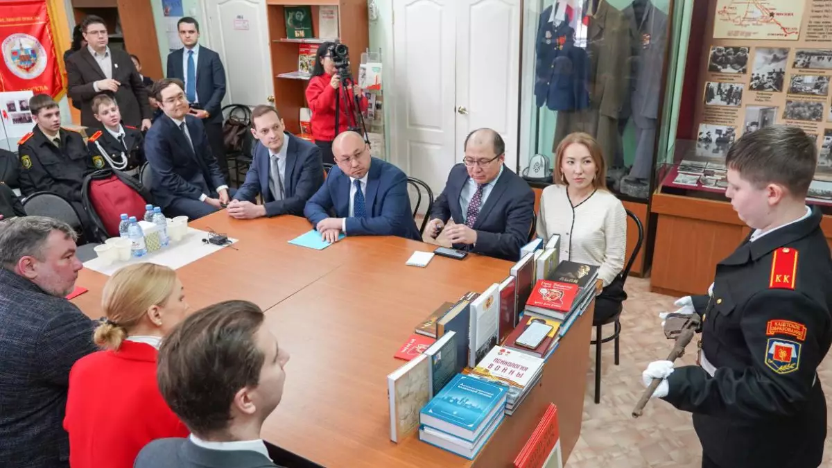 Московским школьникам подарили книги о Казахстане