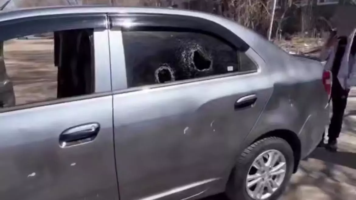 Өскеменде ер адам жұрт көзінше бөтен көлікті тас-талқан етті