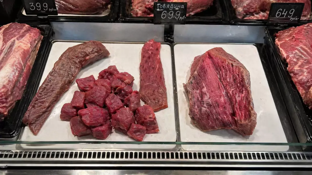 «Пісіруге тәуекел етпедік»: алматылық әйел супермаркеттен алған еттен күмәнді дақтар тапты