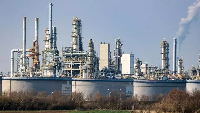 Нефтяной шок: транзит казахстанской нефти по нефтепроводу Дружба остановлен, что ставит под угрозу работу нефтеперерабатывающего завода в Шведте.