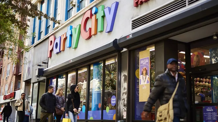 После закрытия магазинов Party City расширяет своё присутствие через партнёрство со Staples.
