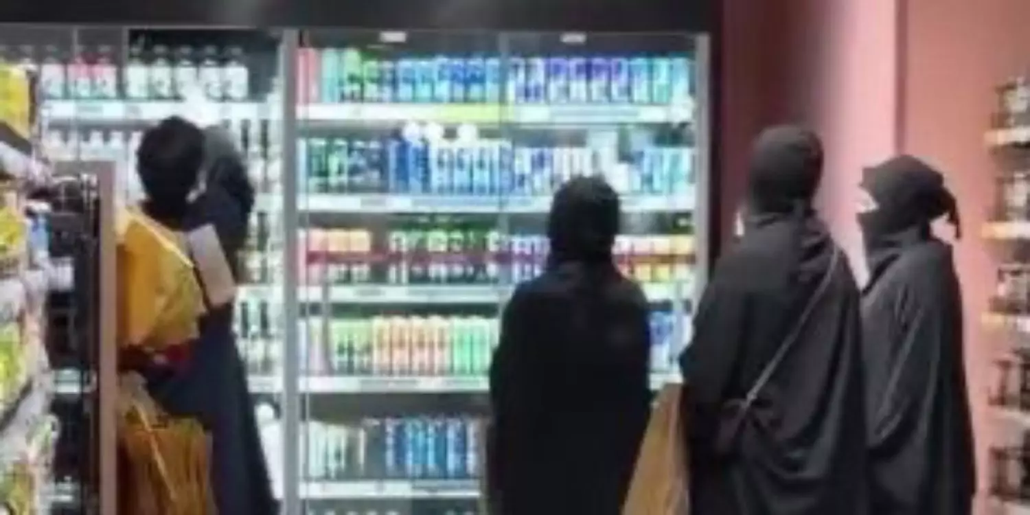 Алматыда “әйелдерімен” жүрген ер адам видеосынан кейін полиция тексеріс жүргізді (ВИДЕО)