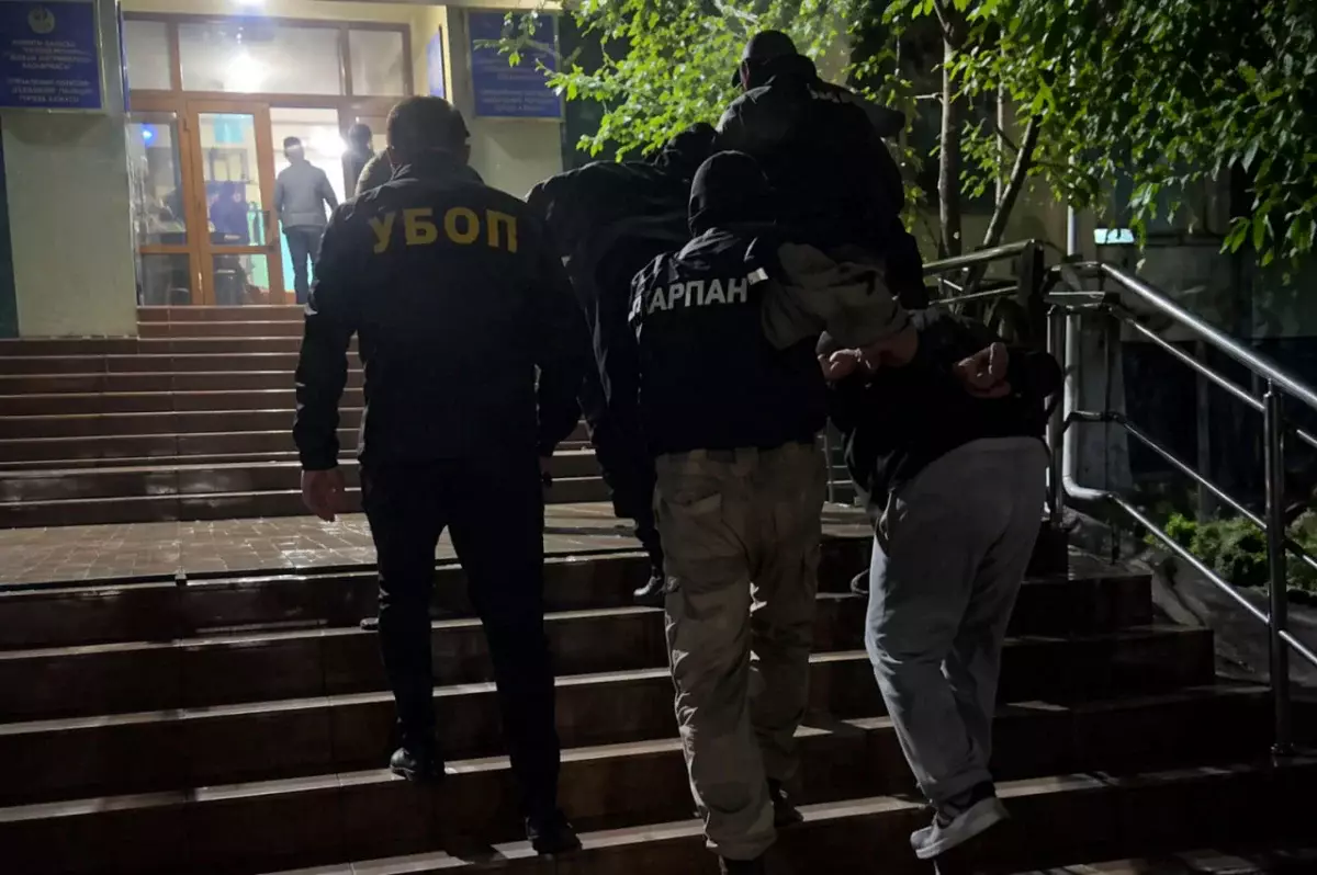 В Шымкенте задержали группу вымогателей с поличным