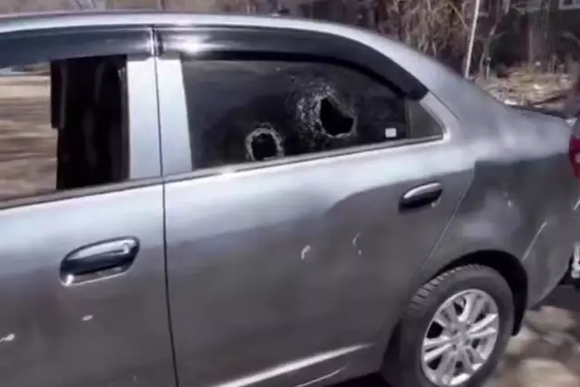 Көшеде тұрған бөтен көлікті жұрт көзінше тас-талқан еткен азамат ұсталды