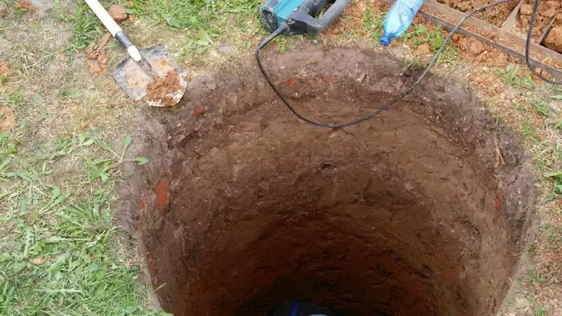 В Шымкенте женщина упала в септик