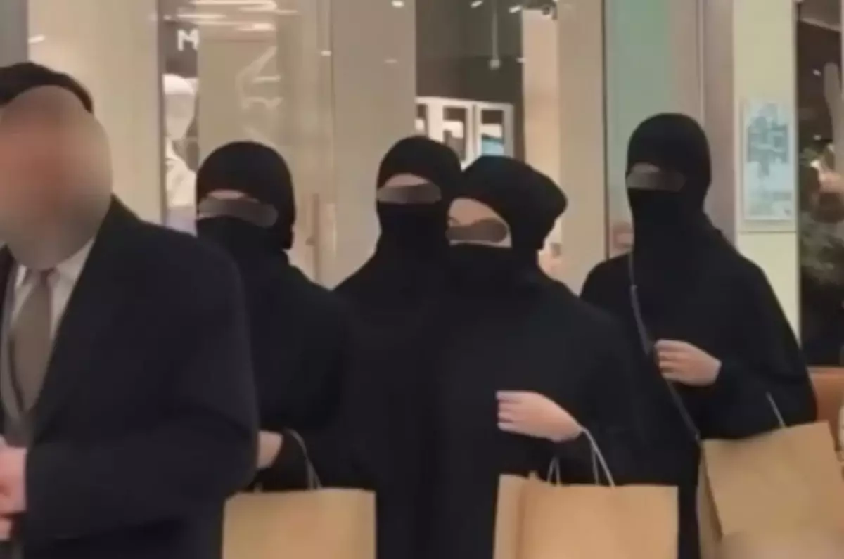 Алматыда никаб киген бірнеше әйелді ертіп жүрген ер адамның видеосы желіде қызу талқыға түсті