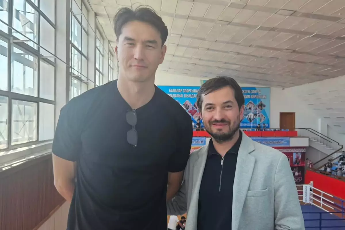 Нурлан Сабуров приехал в родной город и поддержал юных боксеров