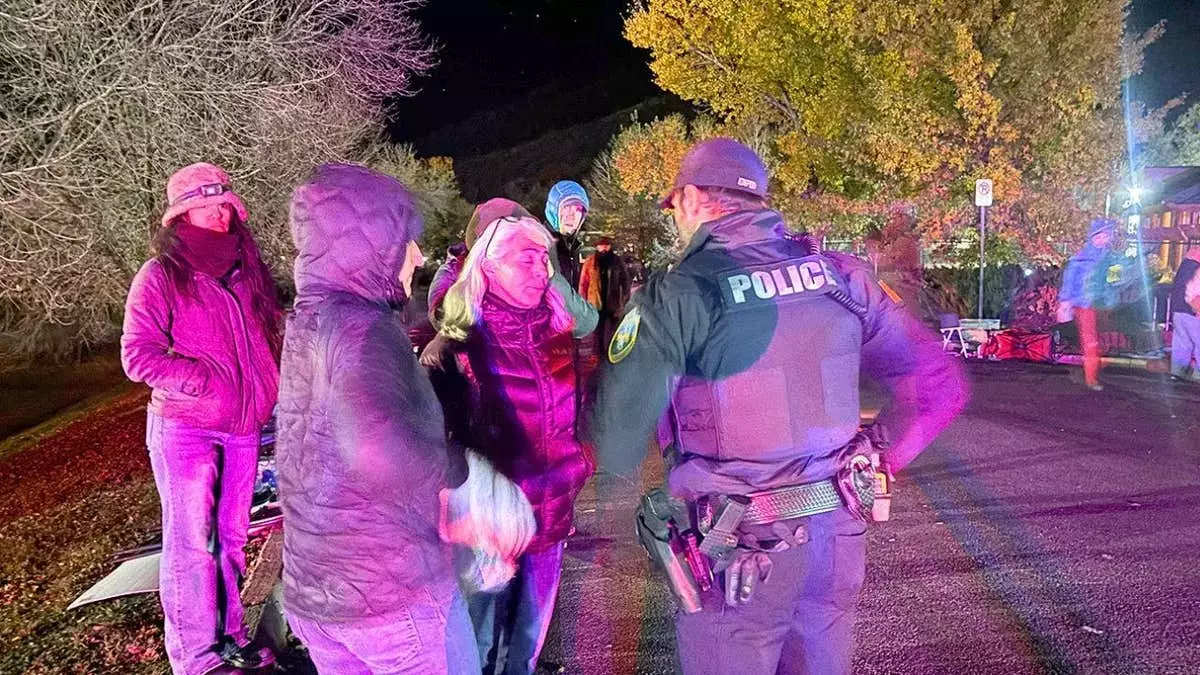 Окружной прокурор Колорадо добивается предъявления обвинения в нападении федеральному офицеру иммиграционной службы, а Министерство внутренней безопасности осуждает «политический трюк».