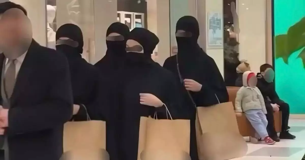  Алматыда никаб киген әйелдермен жүрген ер адам видеосы тексерілді 