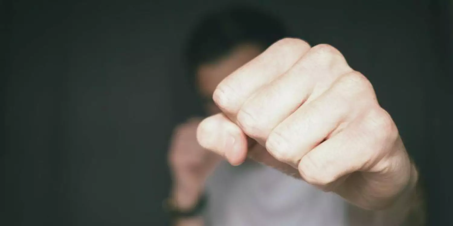 Алматыда аялдамада қарт әйелді аяусыз соққыға жыққан ер адам ұсталды (ВИДЕО)