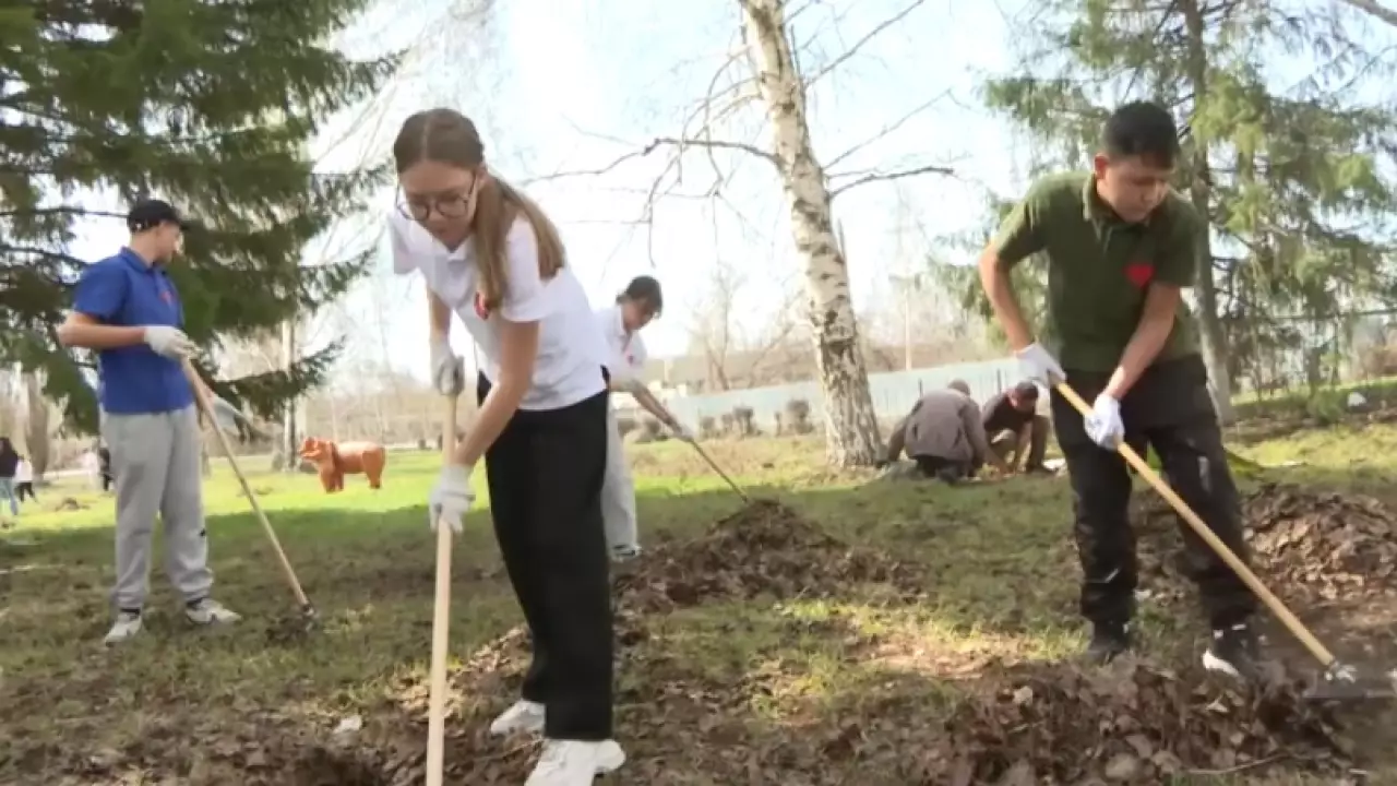 В Глубоковском районе навели порядок в скверах и дворах