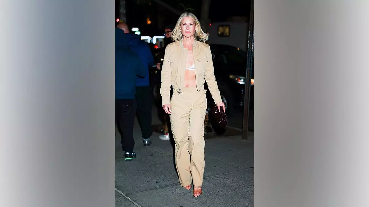 Звезда «Нефтяника» Али Лартер демонстрирует подтянутый пресс в смелом образе с бралетт и карго-штанами.