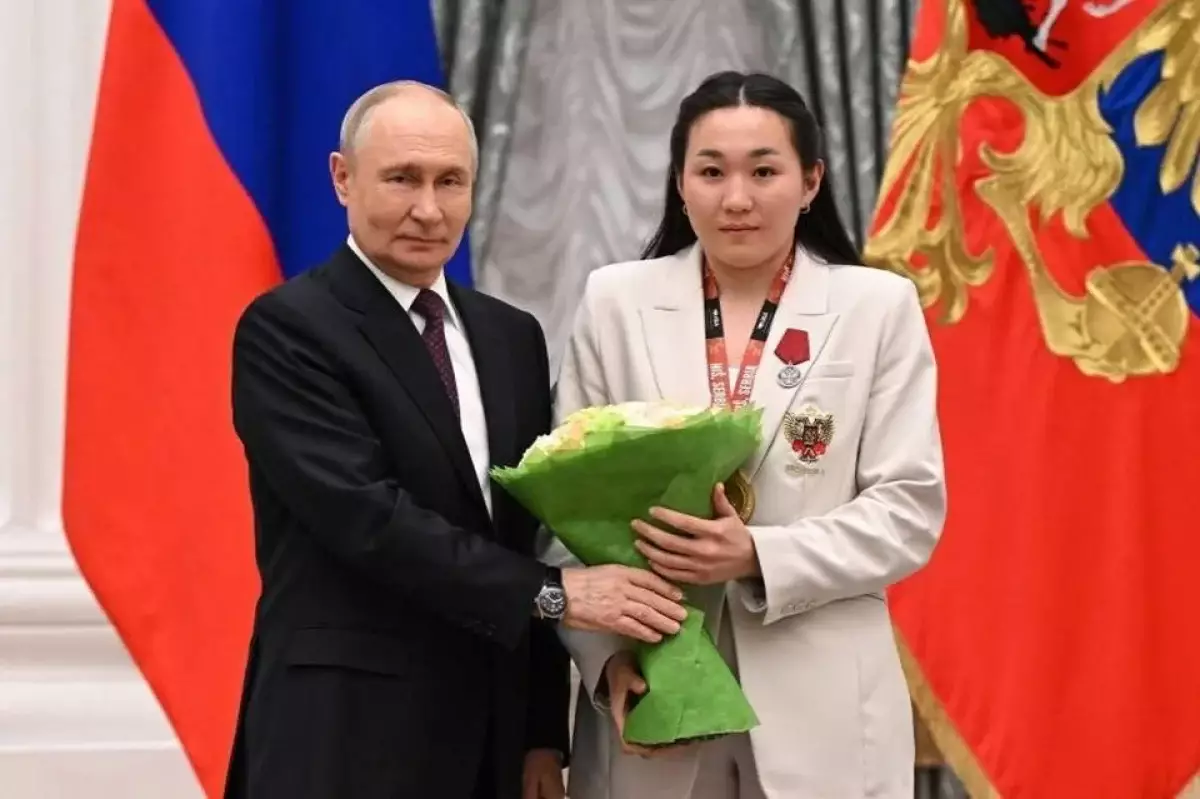 Путин наградил казахскую боксершу из Омска орденом «За заслуги перед Отечеством»