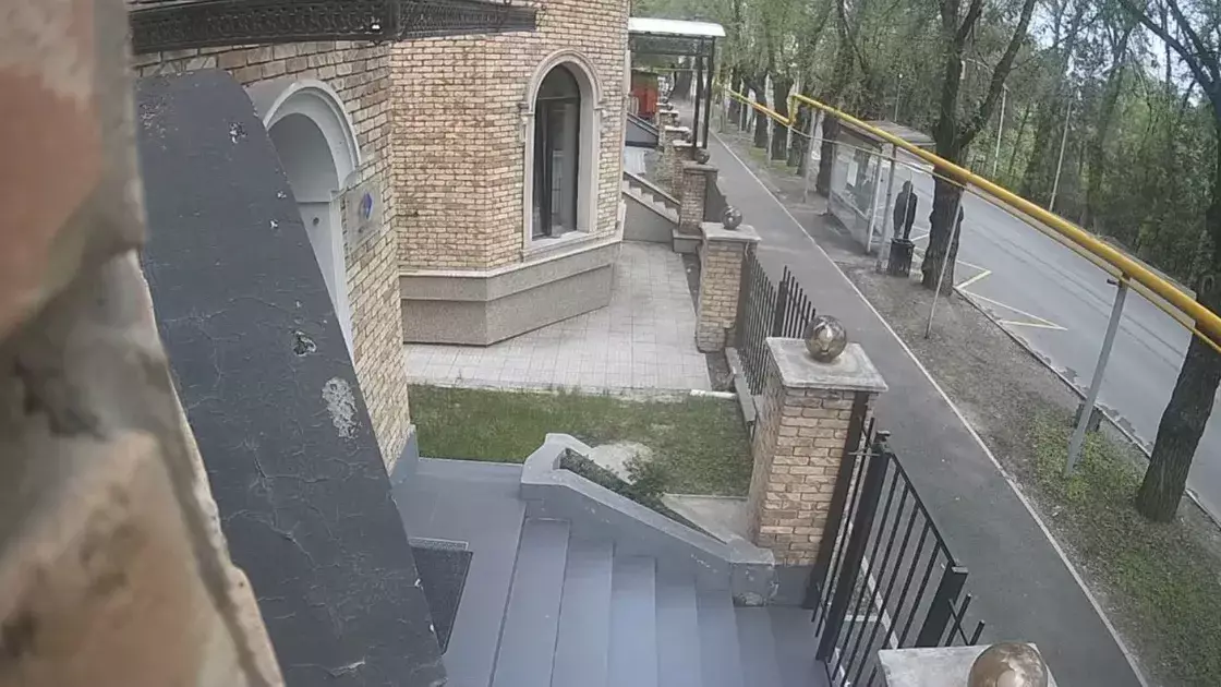 "Артынан келіп, аяусыз ұра бастаған": Алматыда ер адам аялдамада қарт әжейді қатыгездікпен соққыға жықты