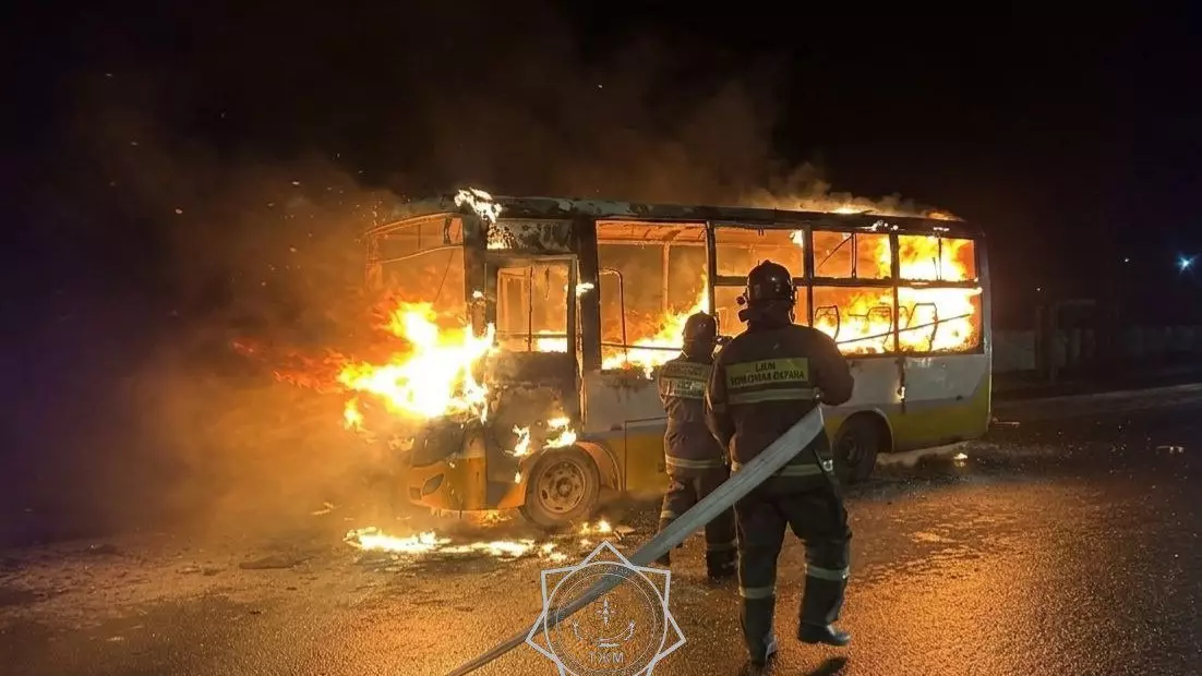 Семейде автобус түгі қалмай жанып кетті