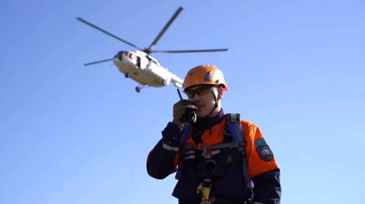 Спасатели десантировались с вертолета в зону возгораний