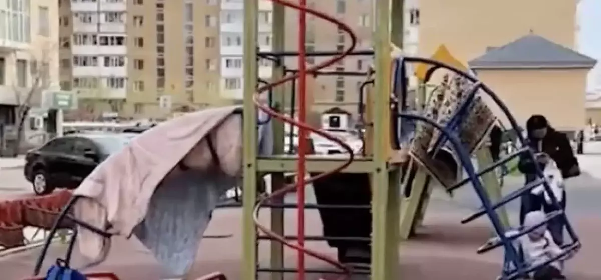 В Астане детскую площадку превратили в сушилку