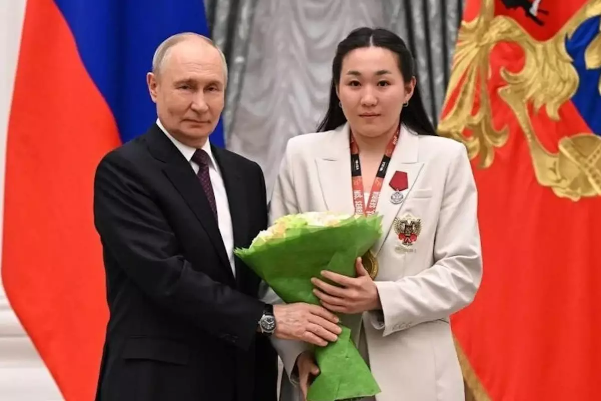 Путин наградил казашку орденом «За заслуги перед Отечеством»