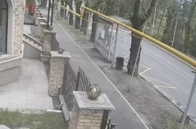 Алматыда ер адам аялдамада әйелді аяусыз ұрып-соққан (видео)