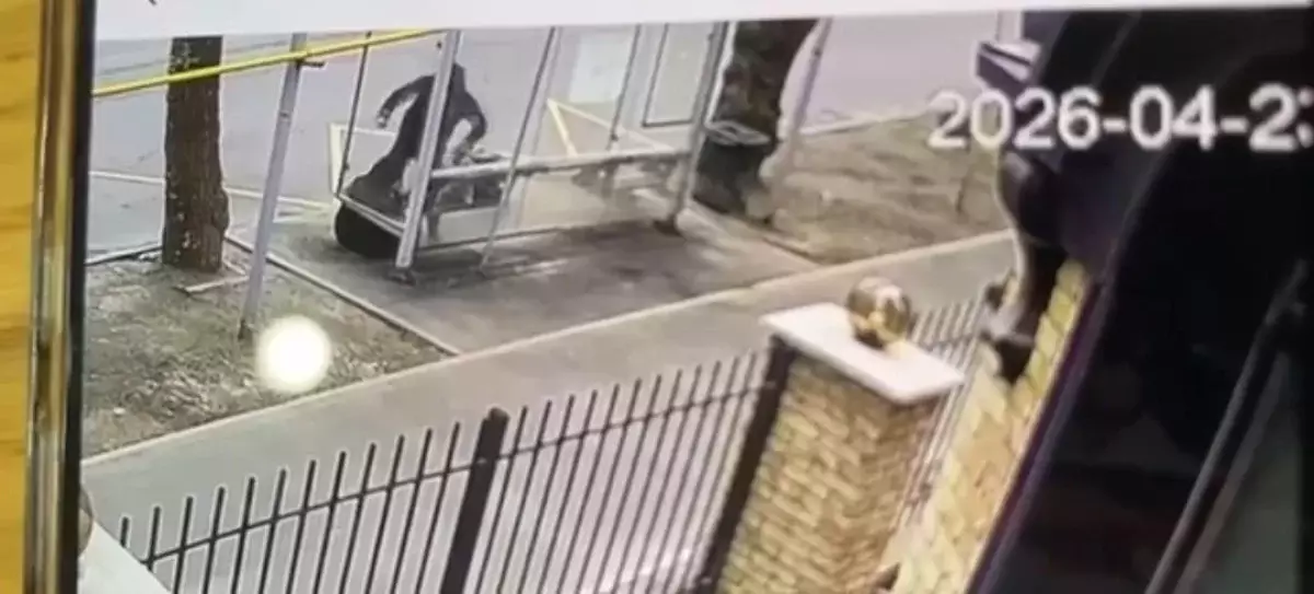 Алматыда аялдамада тұрған қарт әйелді ер адам аяусыз соққыға жықты