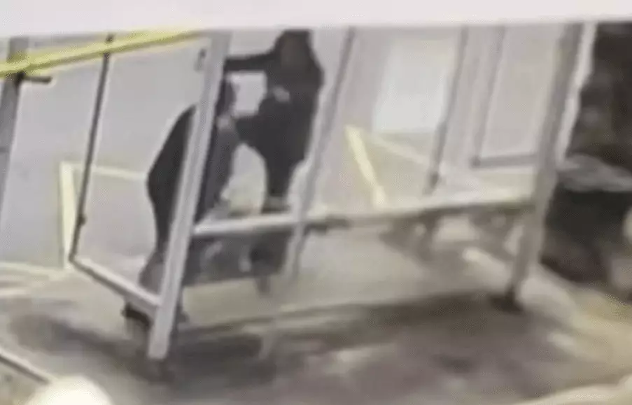 В Алматы возбудили дело после нападения на пенсионерку на автобусной остановке