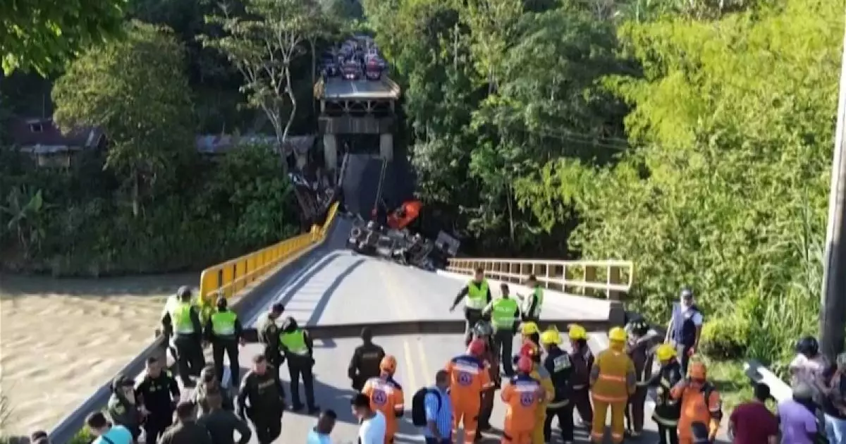  Қала басшылығының қатысуымен ашылып жатқан жаңа көпір опырылып түсті 