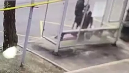 Алматыдағы аялдамадағы қасақана әрекет: Қылмыскер неге тағы да бостандықта жүр?