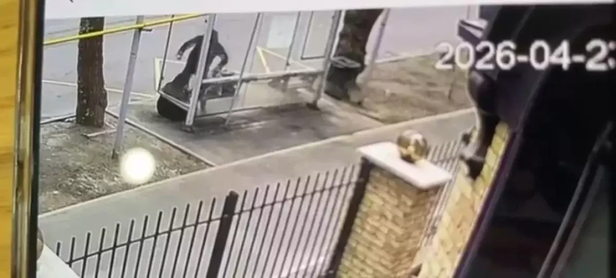 Жестокое нападение в Алматы: мужчина избил пенсионерку на остановке