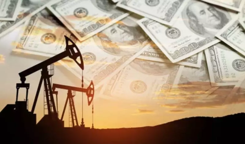 Доллар укрепляется на фоне повышенного спроса в Казахстане