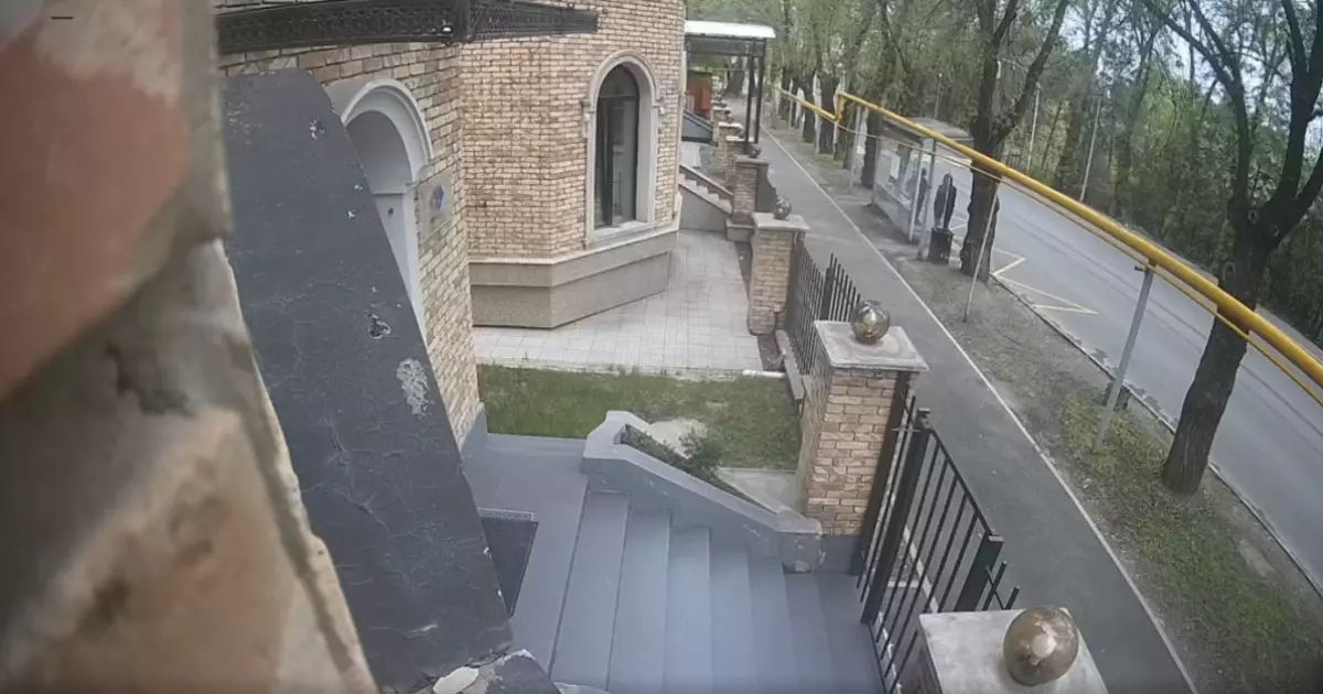  Алматылық жігіт зейнеткерді аялдамада аяусыз ұрып кеткен (ВИДЕО) 