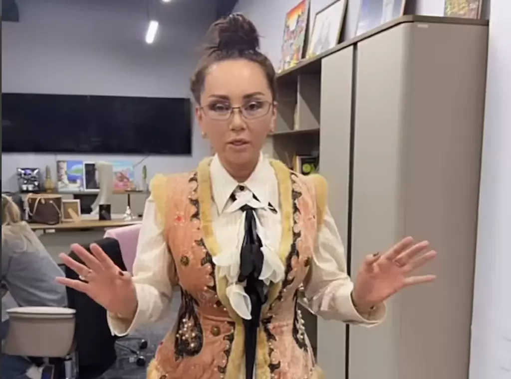 «Миллион берем»: камзолмен елді шулатқан Баян Алагөзова қыз-келіншектерге ақша таратпақ (ВИДЕО)