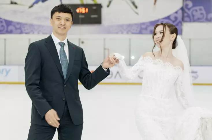 Танымал спортшы Абзал Әжіғалиев мұз үстінде некесін қиды