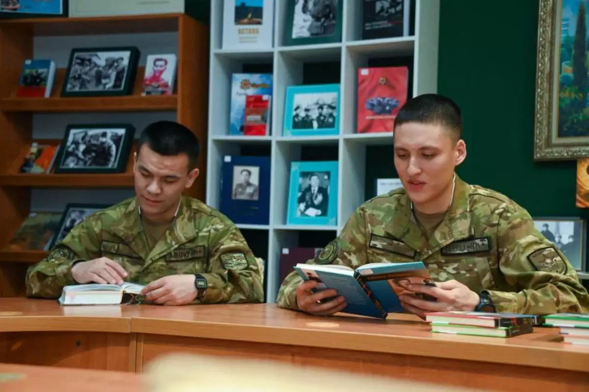 Қазақстанда енді сарбаздар қызмет барысында кемінде 5 кітап оқуға міндеттелді