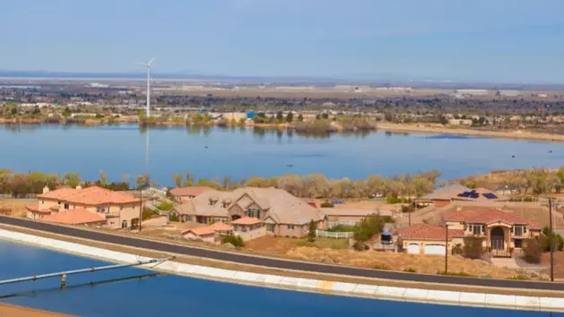 Как «Бэтмен» построил деревню для детей из приёмных семей за $22 млн