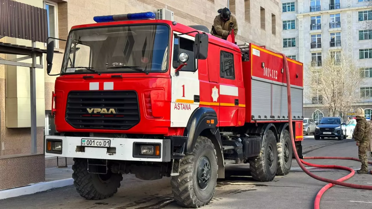 Астанада төрт қабатты ғимарат өртеніп, 150 адам эвакуацияланды