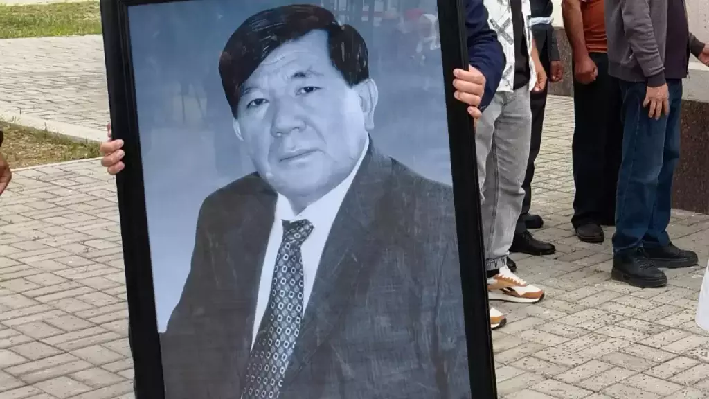 «Сокол вернулся в родное гнездо»: Мухтар Шаханов похоронен в Отырарском районе