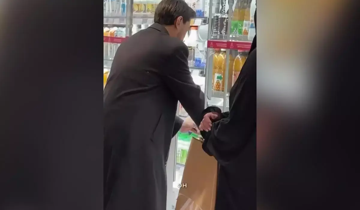 Алматыда никаб киген төрт әйелді ертіп жүрген еркек жазаланды